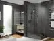 Moderne Waschtischarmatur in Chrom, montiert an einer hellen Badezimmerwand, kombiniert mit einem Holzwaschtisch und einem großen Spiegel. Ideal Standard Design.
